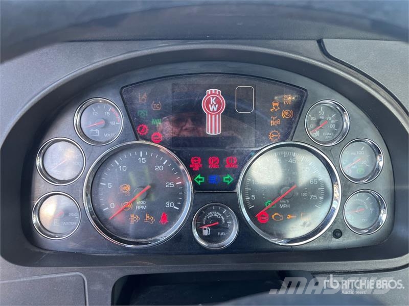 Kenworth T880 8x4 Cab and Chassis Kabinen