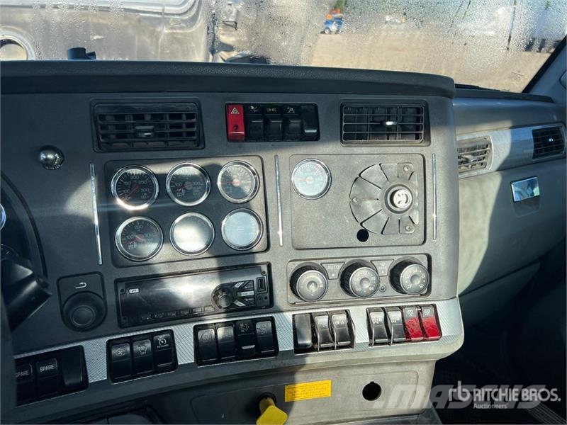 Kenworth T880 8x4 Cab and Chassis Kabinen