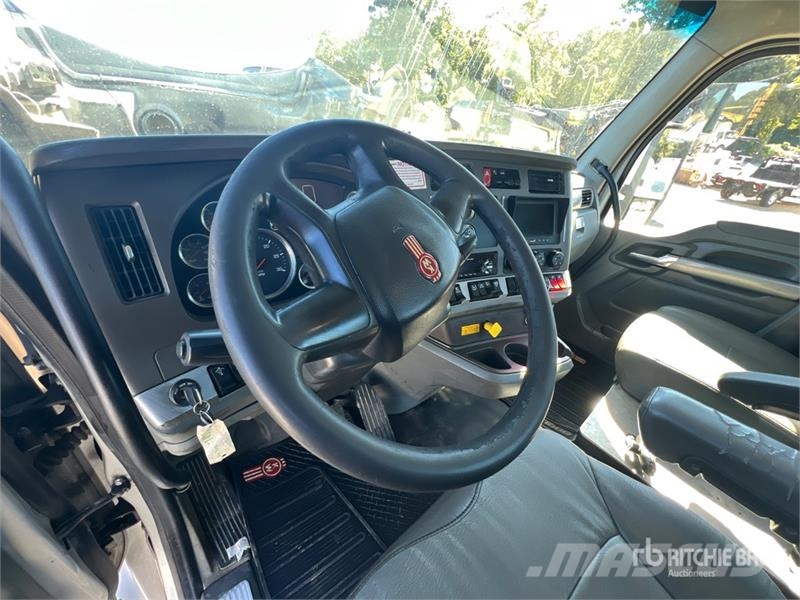 Kenworth T880 Cab and Chassis Cabins and interior