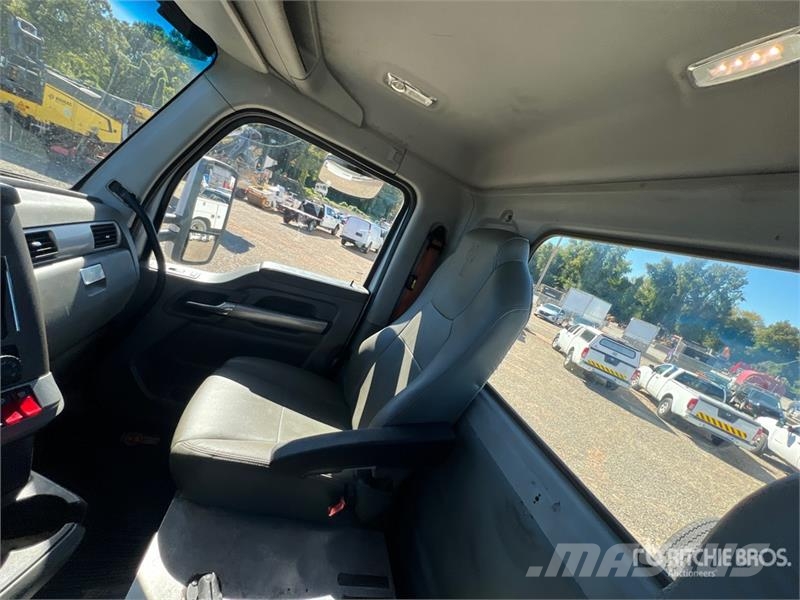 Kenworth T880 Cab and Chassis Cabins and interior