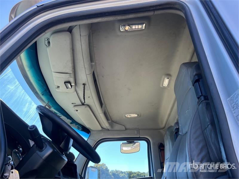 Kenworth T880 Cab and Chassis Cabins and interior