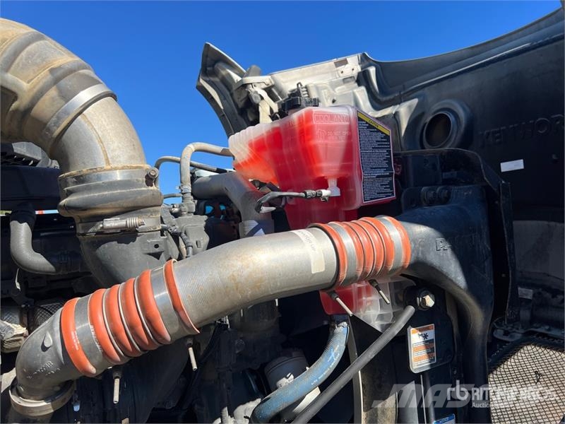 Kenworth T880 Cab and Chassis Cabins and interior