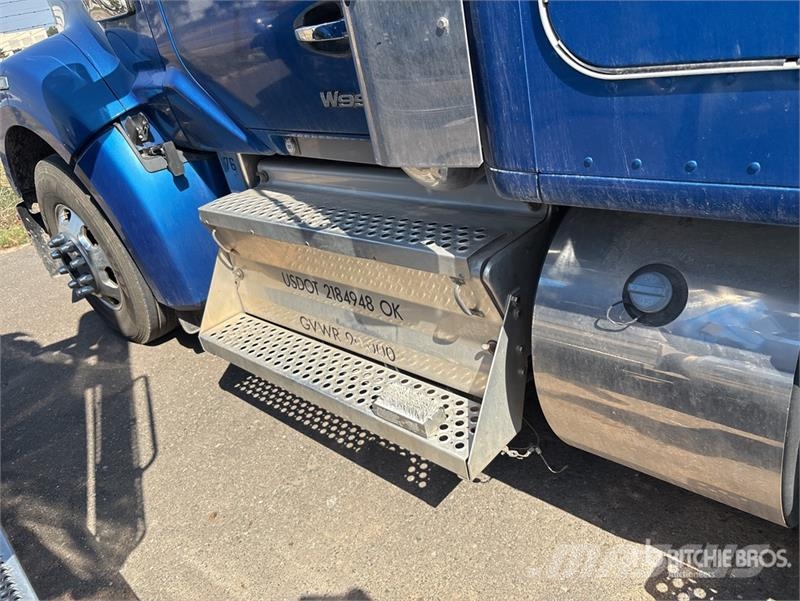 Kenworth W990 6x4 T/A Sleeper Truck Tractor Vlačilci