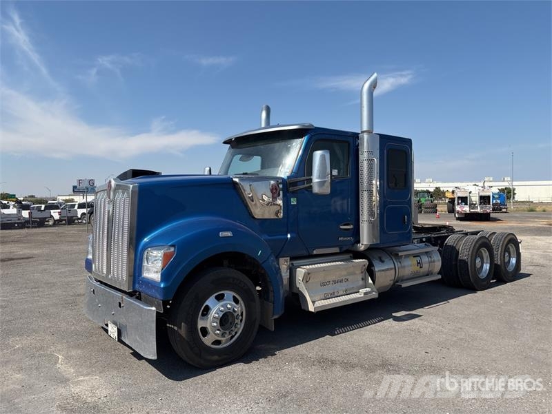 Kenworth W990 6x4 T/A Sleeper Truck Tractor Vlačilci