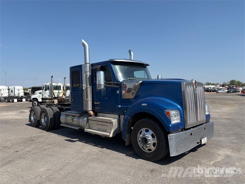 Kenworth W990 6x4 T/A Sleeper Truck Tractor Vlačilci