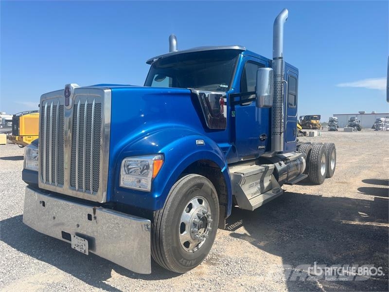 Kenworth W990 6x4 T/A Sleeper Truck Tractor Tahače