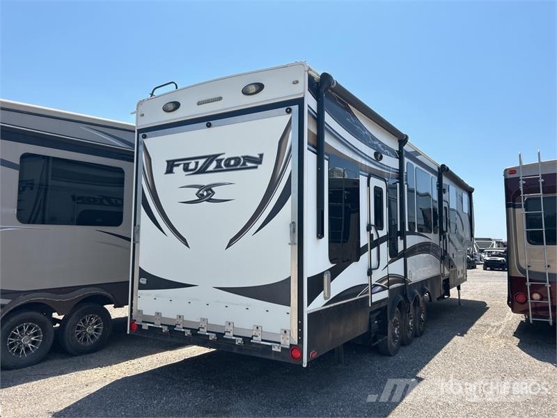Keystone Fuzion 41 ft 6 in Tri/A Toy Hauler Travel Trailer Ostale prikolice