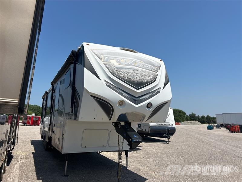 Keystone Fuzion 41 ft 6 in Tri/A Toy Hauler Travel Trailer Ostale prikolice