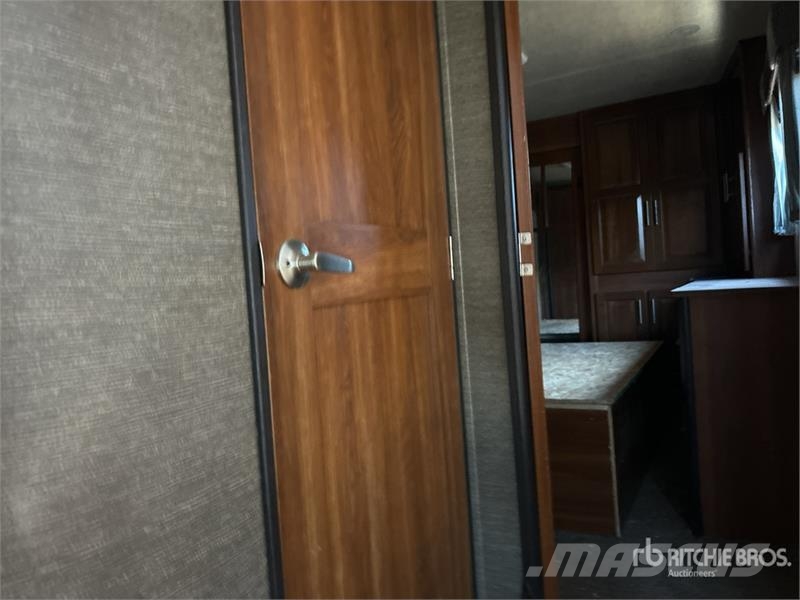 Keystone Fuzion 41 ft 6 in Tri/A Toy Hauler Travel Trailer Ostale prikolice