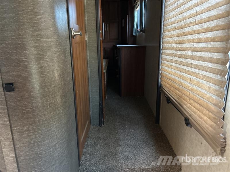 Keystone Fuzion 41 ft 6 in Tri/A Toy Hauler Travel Trailer Ostale prikolice