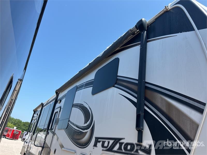 Keystone Fuzion 41 ft 6 in Tri/A Toy Hauler Travel Trailer Ostale prikolice