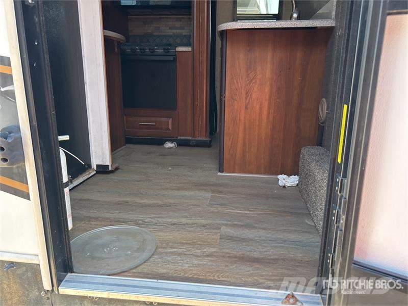 Keystone Fuzion 41 ft 6 in Tri/A Toy Hauler Travel Trailer Ostale prikolice