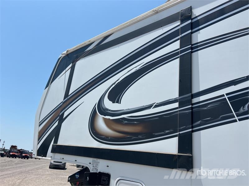 Keystone Fuzion 41 ft 6 in Tri/A Toy Hauler Travel Trailer Ostale prikolice