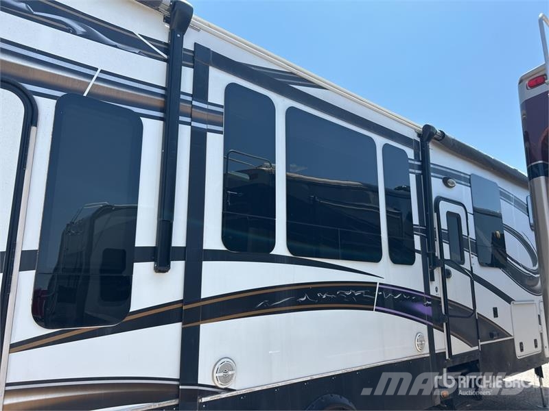 Keystone Fuzion 41 ft 6 in Tri/A Toy Hauler Travel Trailer Ostale prikolice