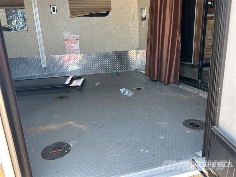 Keystone Fuzion 41 ft 6 in Tri/A Toy Hauler Travel Trailer Ostale prikolice