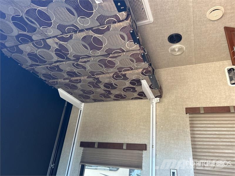 Keystone Fuzion 41 ft 6 in Tri/A Toy Hauler Travel Trailer Ostale prikolice