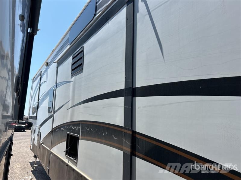 Keystone Fuzion 41 ft 6 in Tri/A Toy Hauler Travel Trailer Ostale prikolice