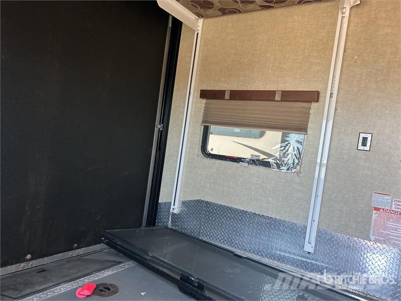 Keystone Fuzion 41 ft 6 in Tri/A Toy Hauler Travel Trailer Ostale prikolice