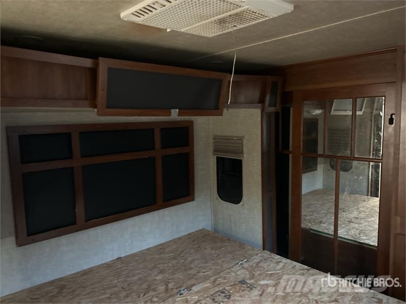 Keystone Fuzion 41 ft 6 in Tri/A Toy Hauler Travel Trailer Ostale prikolice