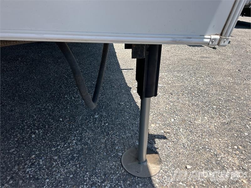 Keystone Fuzion 41 ft 6 in Tri/A Toy Hauler Travel Trailer Ostale prikolice