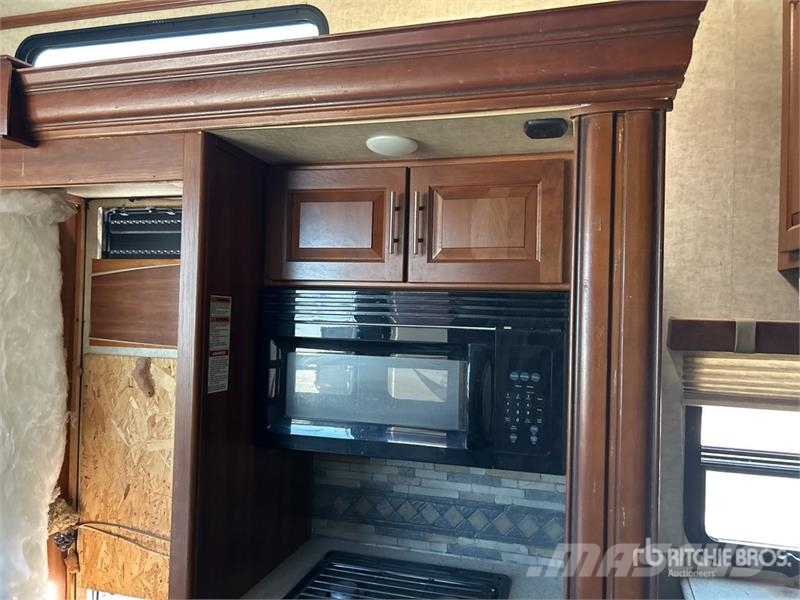 Keystone Fuzion 41 ft 6 in Tri/A Toy Hauler Travel Trailer Ostale prikolice