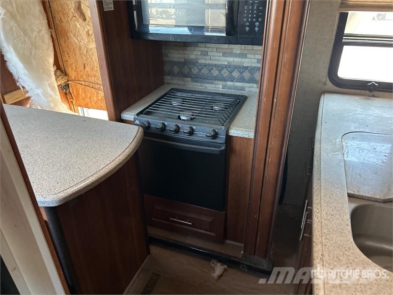 Keystone Fuzion 41 ft 6 in Tri/A Toy Hauler Travel Trailer Ostale prikolice