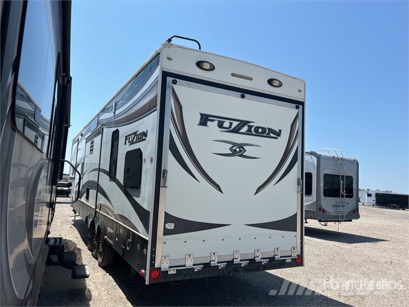 Keystone Fuzion 41 ft 6 in Tri/A Toy Hauler Travel Trailer Ostale prikolice