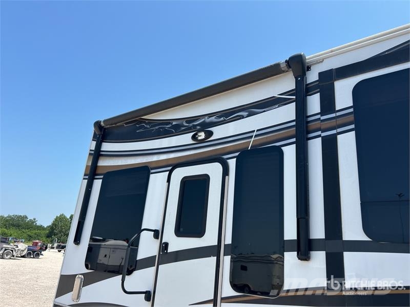Keystone Fuzion 41 ft 6 in Tri/A Toy Hauler Travel Trailer Ostale prikolice