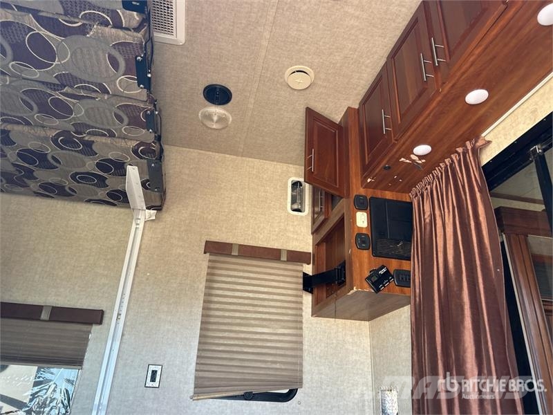 Keystone Fuzion 41 ft 6 in Tri/A Toy Hauler Travel Trailer Ostale prikolice