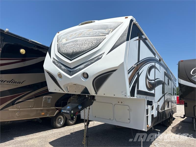 Keystone Fuzion 41 ft 6 in Tri/A Toy Hauler Travel Trailer Ostale prikolice