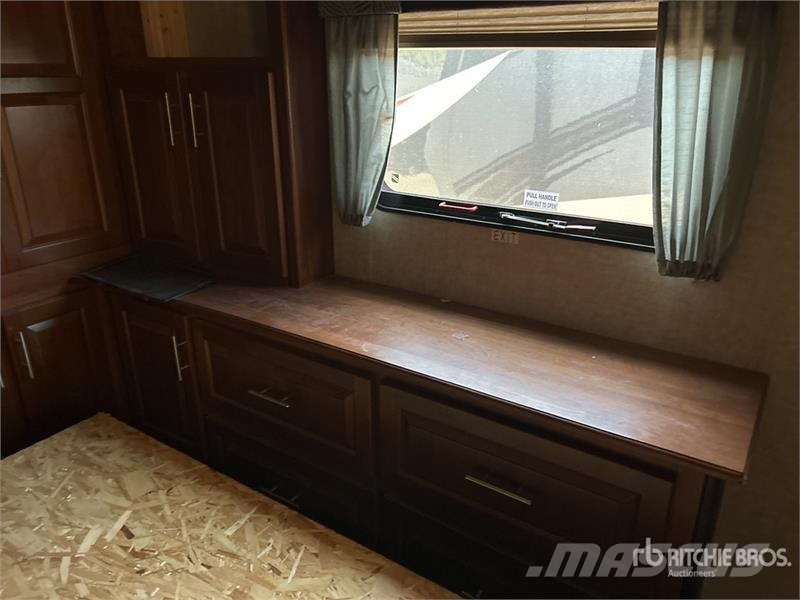 Keystone Fuzion 41 ft 6 in Tri/A Toy Hauler Travel Trailer Ostale prikolice