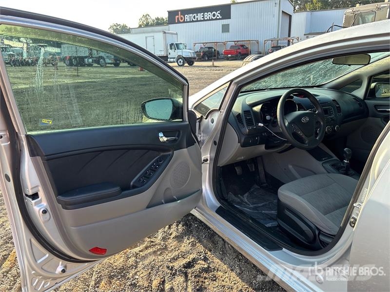 Kia Forte LX Automobile Automobili