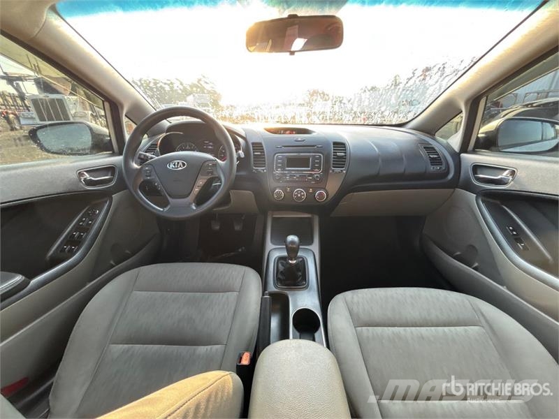 Kia Forte LX Automobile Automobili