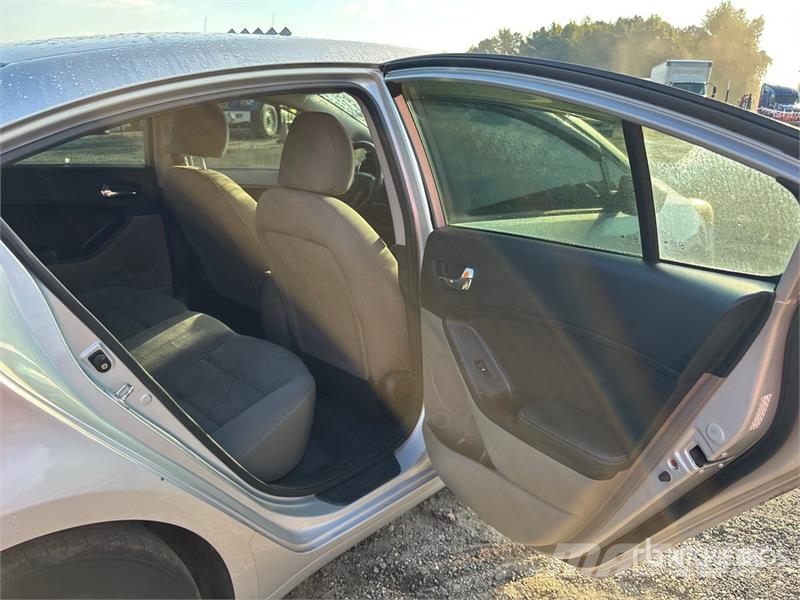 Kia Forte LX Automobile Automobili