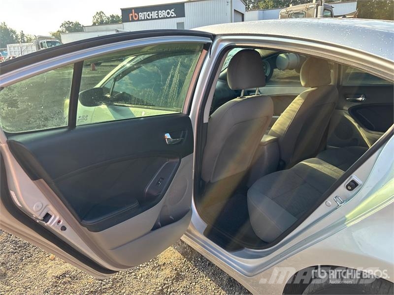 Kia Forte LX Automobile Automobili
