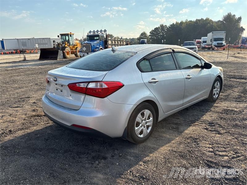 Kia Forte LX Automobile Automobili