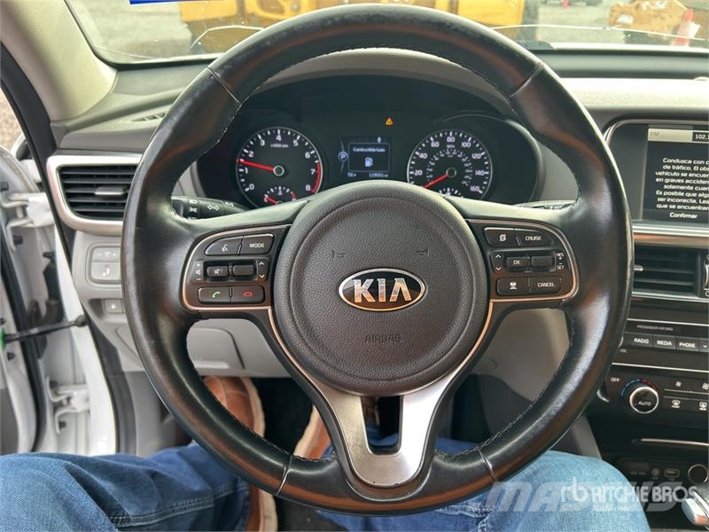 Kia Optima Automašīnas