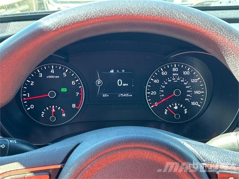 Kia Optima Автомобілі