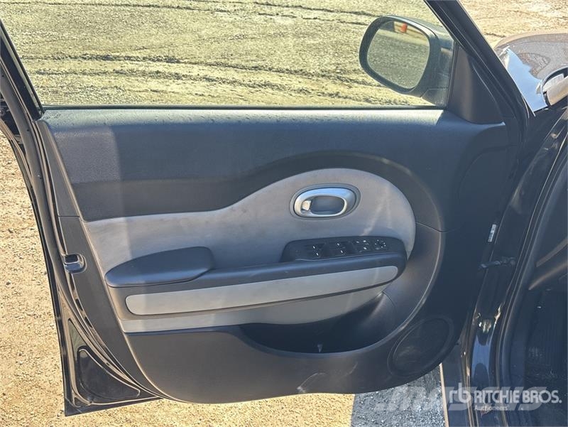 Kia Soul 2WD SUV Automašīnas