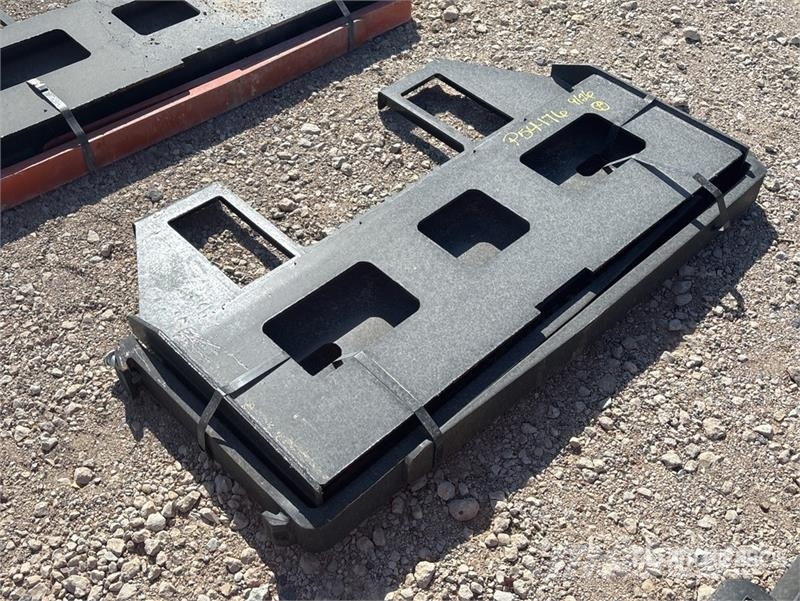  Kit Containers 42 in Skid Steer Forks (Unused) Vilice