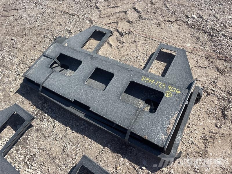  Kit Containers 42 in Skid Steer Forks (Unused) Vilice