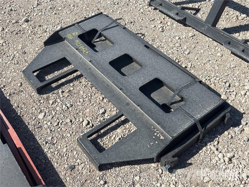  Kit Containers 42 in Skid Steer Forks (Unused) Vilice
