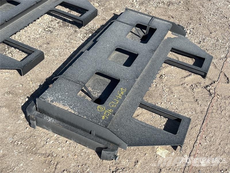  Kit Containers 42 in Skid Steer Forks (Unused) Vilice