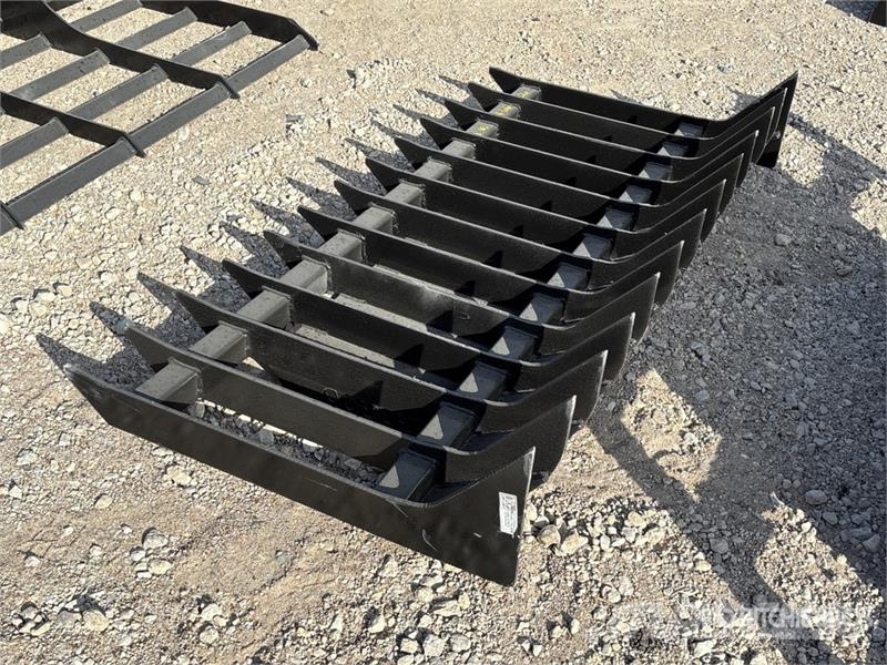  Kit Containers QT-RR-70 70 in Skid Steer Landscape مكابس وميبسات التبن