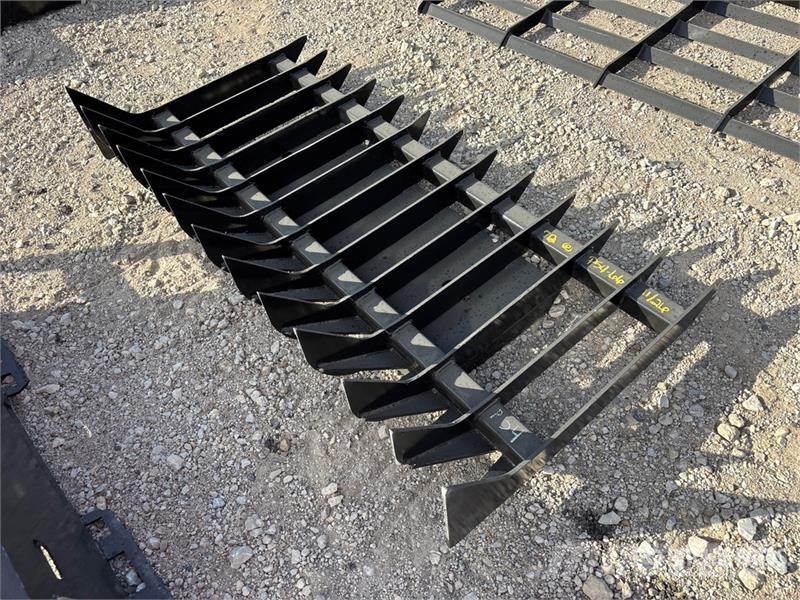  Kit Containers QT-RR-70 70 in Skid Steer Landscape مكابس وميبسات التبن