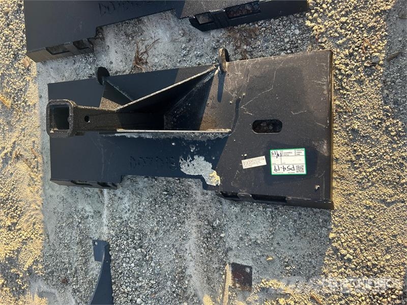 Kit Containers QT-TM Skid Steer Hitch Receiver Quick connectors