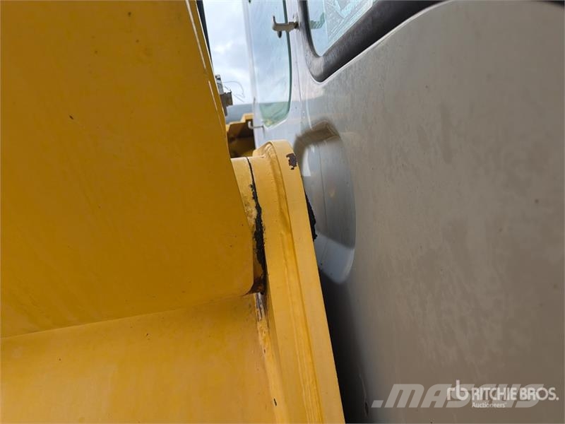 Kobelco SK210LC Pásové rýpadlá