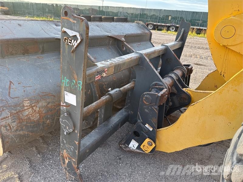 Komatsu 100 in Wheel Loader Forks - Fits CFHP 416 Fourche