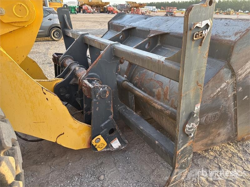 Komatsu 100 in Wheel Loader Forks - Fits CFHP 416 Fourche
