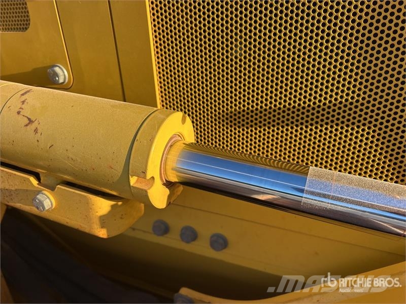 Komatsu D39EX-24 Crawler Dozer بلدوزرات مجنزرة
